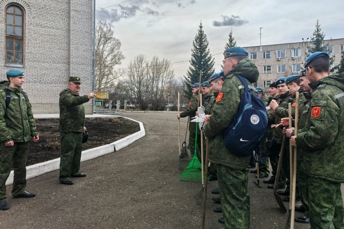 Шарыповские кадеты убрали территорию Троицкого собора к Светлой Пасхе