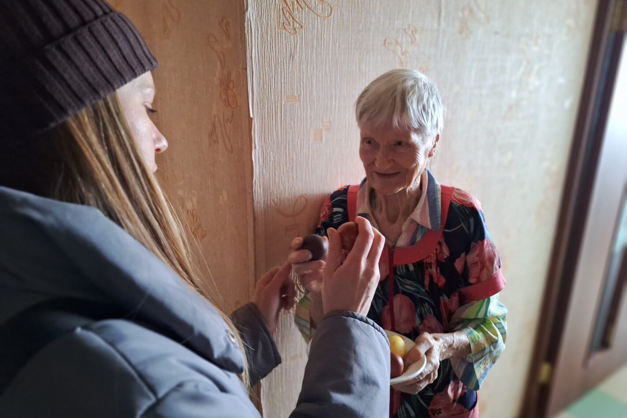 Активисты храма в Сосновоборске поздравили пожилых прихожан с Пасхой