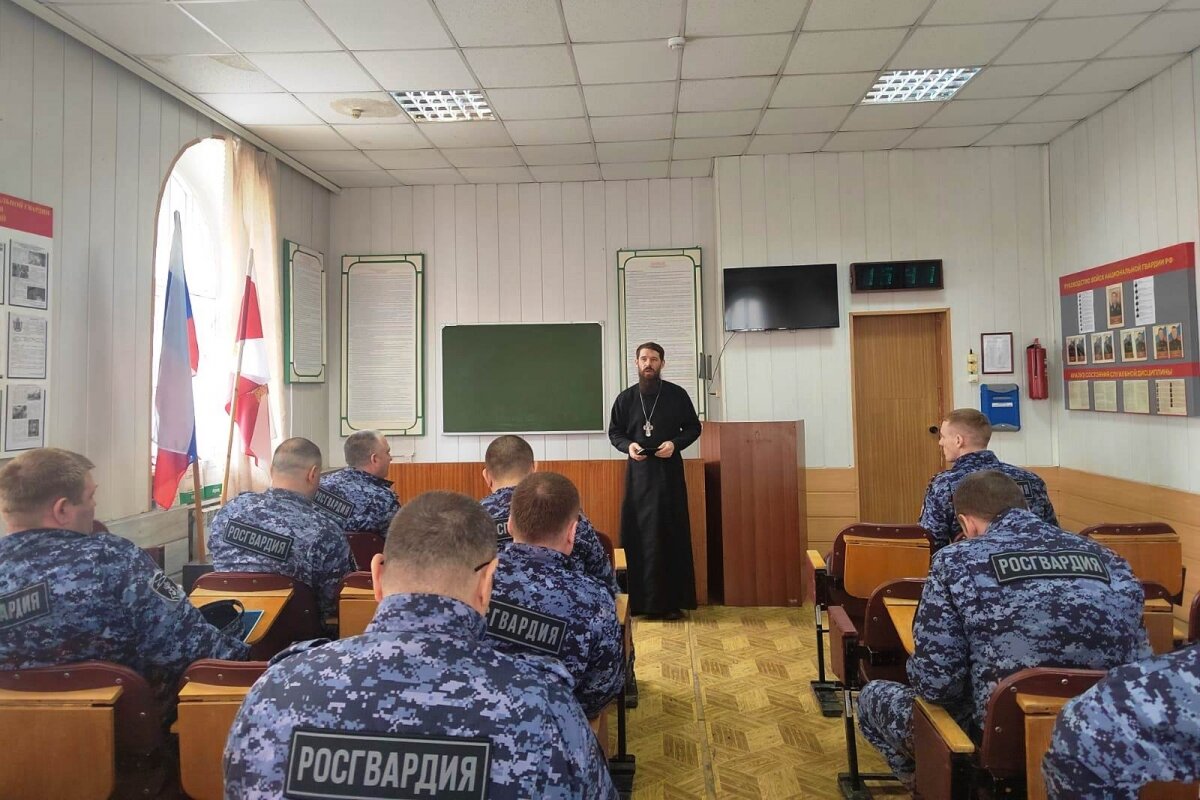 В Ачинске для росгвардейцев провели беседу о Пасхе
