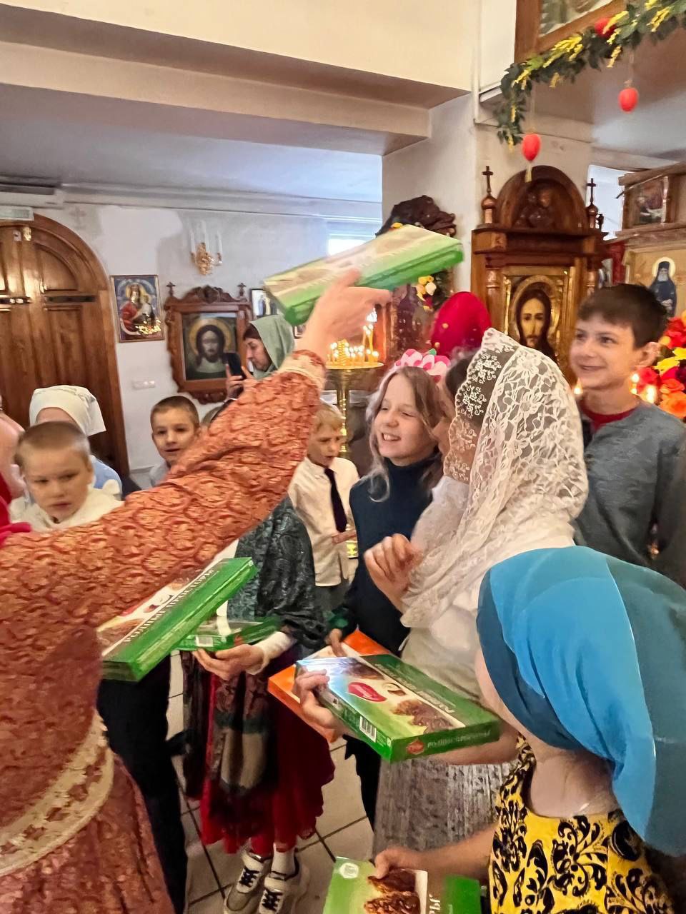Раздача Пасхальных подарков в воскресной школе храма Воскресения Христова