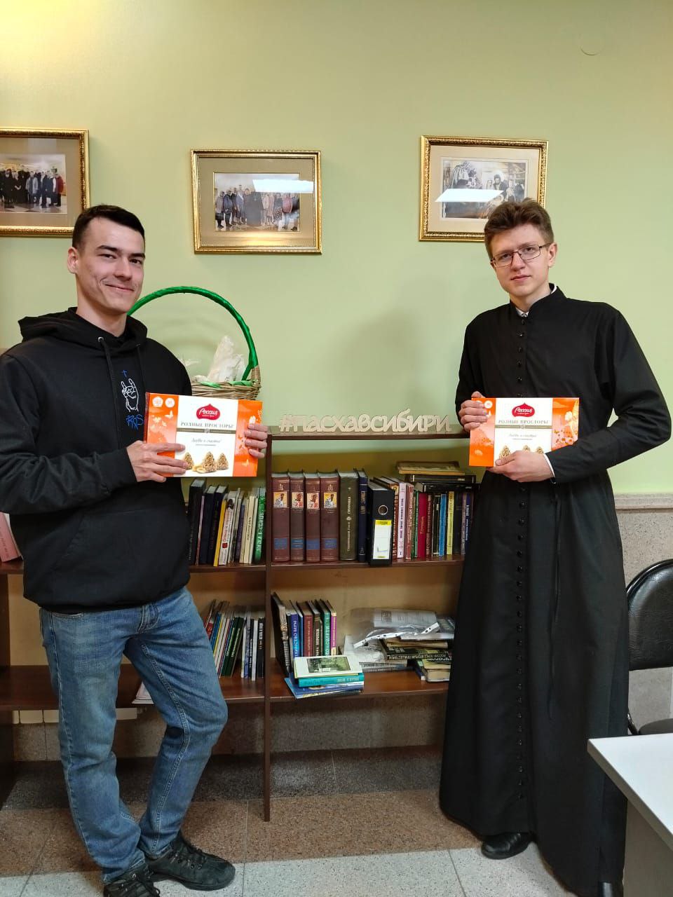Раздача Пасхальных подарков в воскресной школе храма Рождества Христова