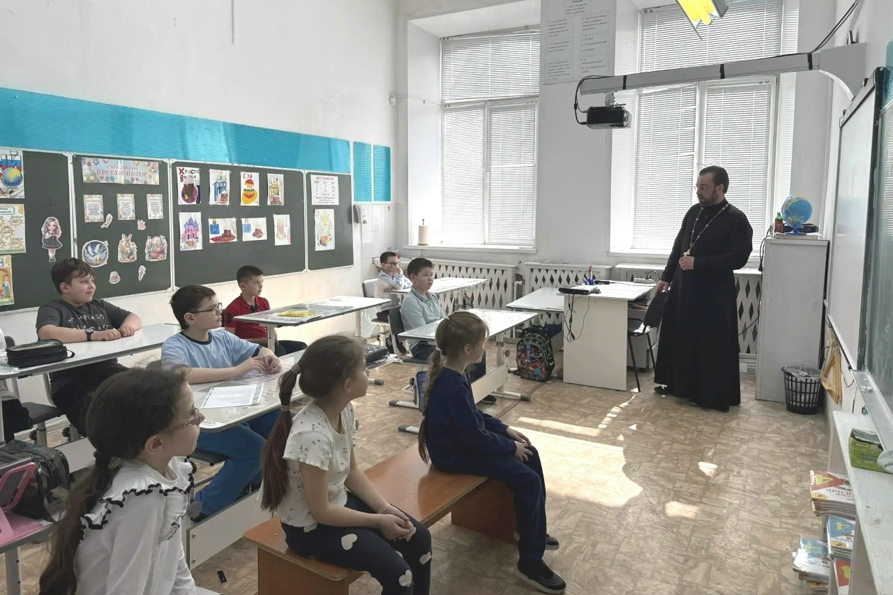 Священник рассказал православным гимназистам Ачинска о празднике Пасхи